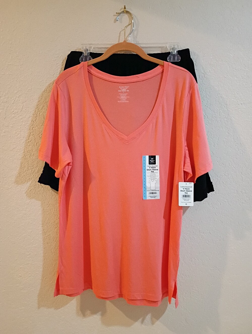 Member's Mark athletic t-shirt L. W/ruffled mini skirt L. Read.